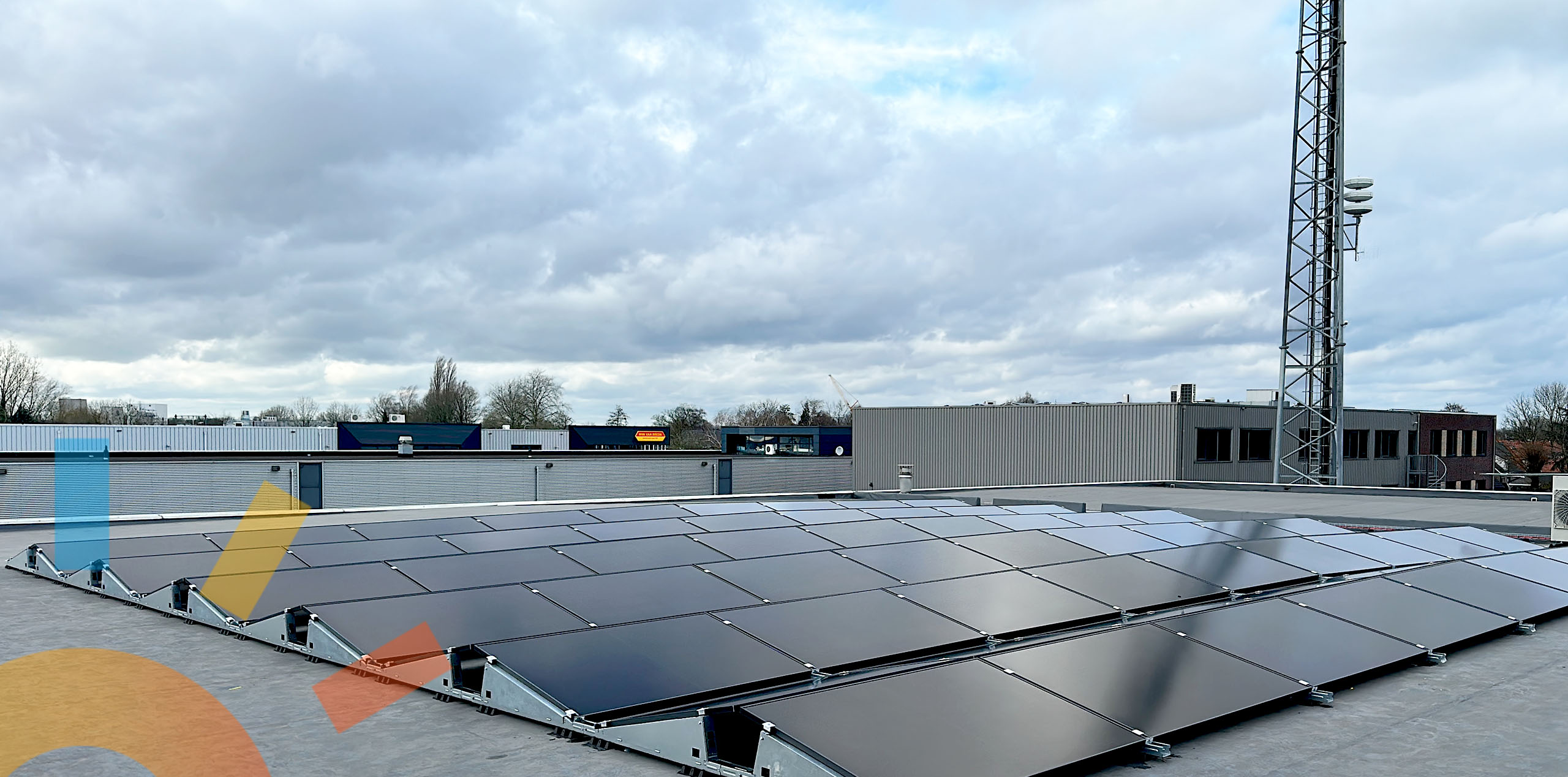 Zonnepanelen op een plat dak