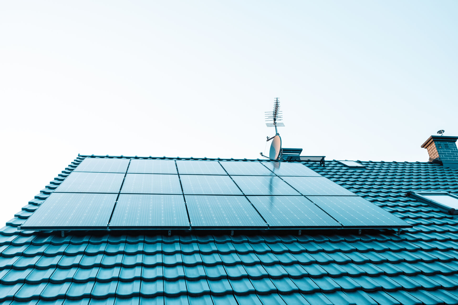 solar panels on a roof with antenna 2026 03 20 02 28 15 utc - De Groene Generatie